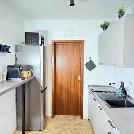 Frankfurt Work And Rest- 4 Bedrooms- 2 Wcs- Free Parking- 5 Queen Size Beds- Fast Wifi- Roller Shutters Rodenbach (Main-Kinzig)