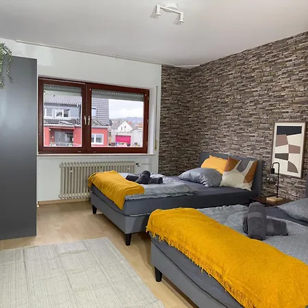 Frankfurt Work And Rest- 4 Bedrooms- 2 Wcs- Free Parking- 5 Queen Size Beds- Fast Wifi- Roller Shutters Rodenbach