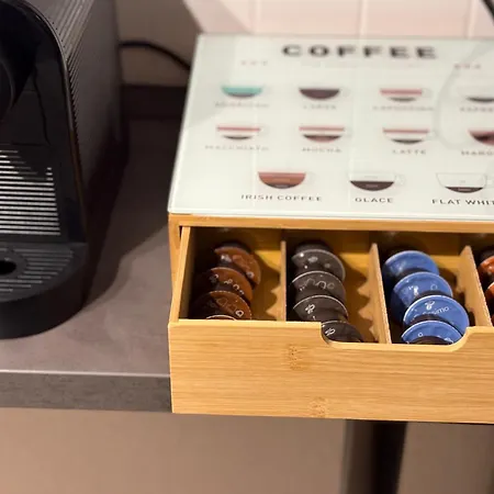 Frankfurt Work And Rest- 4 Bedrooms- 2 Wcs- Free Parking- 5 Queen Size Beds- Fast Wifi- Roller Shutters