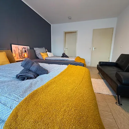 Frankfurt Work And Rest- 4 Bedrooms- 2 Wcs- Free Parking- 5 Queen Size Beds- Fast Wifi- Roller Shutters Rodenbach