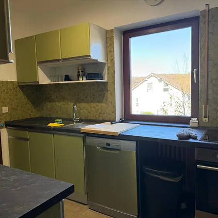 Frankfurt Work And Rest- 4 Bedrooms- 2 Wcs- Free Parking- 5 Queen Size Beds- Fast Wifi- Roller Shutters