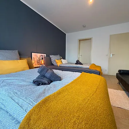 Frankfurt Work And Rest- 4 Bedrooms- 2 Wcs- Free Parking- 5 Queen Size Beds- Fast Wifi- Roller Shutters *