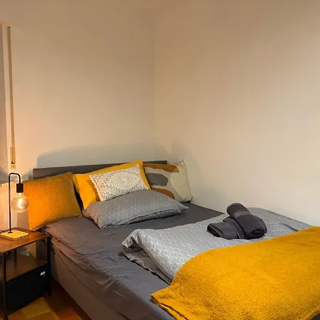 Frankfurt Work And Rest- 4 Bedrooms- 2 Wcs- Free Parking- 5 Queen Size Beds- Fast Wifi- Roller Shutters *