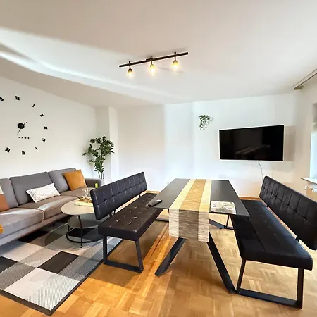 Frankfurt Work And Rest- 4 Bedrooms- 2 Wcs- Free Parking- 5 Queen Size Beds- Fast Wifi- Roller Shutters * Rodenbach (Main-Kinzig)