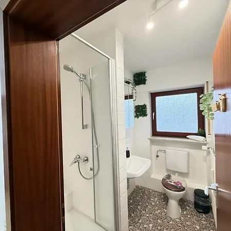 Frankfurt Work And Rest- 4 Bedrooms- 2 Wcs- Free Parking- 5 Queen Size Beds- Fast Wifi- Roller Shutters Rodenbach (Main-Kinzig)