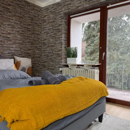 Frankfurt Work And Rest- 4 Bedrooms- 2 Wcs- Free Parking- 5 Queen Size Beds- Fast Wifi- Roller Shutters *