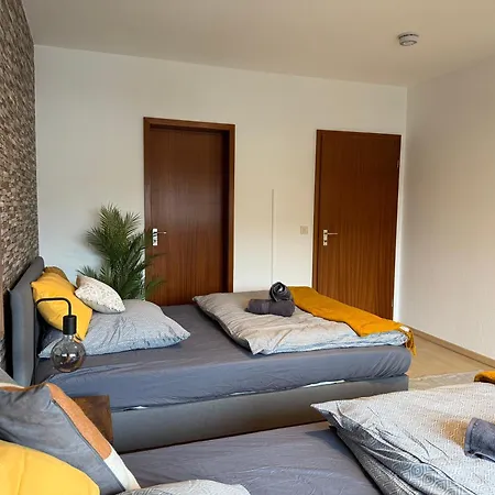 Frankfurt Work And Rest- 4 Bedrooms- 2 Wcs- Free Parking- 5 Queen Size Beds- Fast Wifi- Roller Shutters