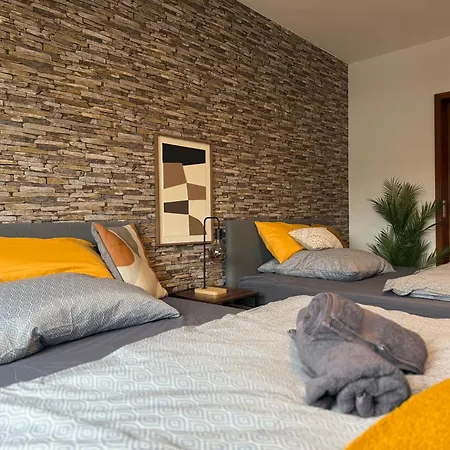 Frankfurt Work And Rest- 4 Bedrooms- 2 Wcs- Free Parking- 5 Queen Size Beds- Fast Wifi- Roller Shutters