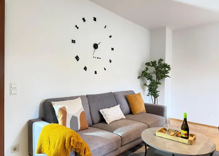 Frankfurt Work&rest- 4 Bedrooms- 2 Wcs- Free Parking- 5 Queen Size Beds- Fast Wifi- Roller Shutters * Rodenbach (Main-Kinzig)