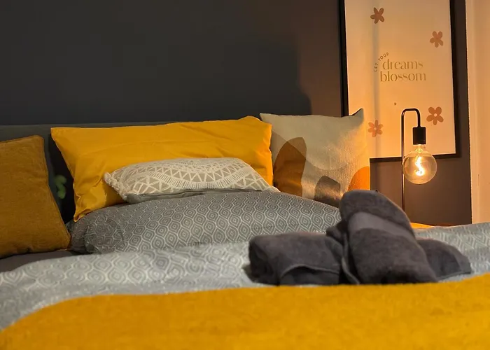 Frankfurt Work&rest- 4 Bedrooms- 2 Wcs- Free Parking- 5 Queen Size Beds- Fast Wifi- Roller Shutters * Rodenbach (Main-Kinzig)